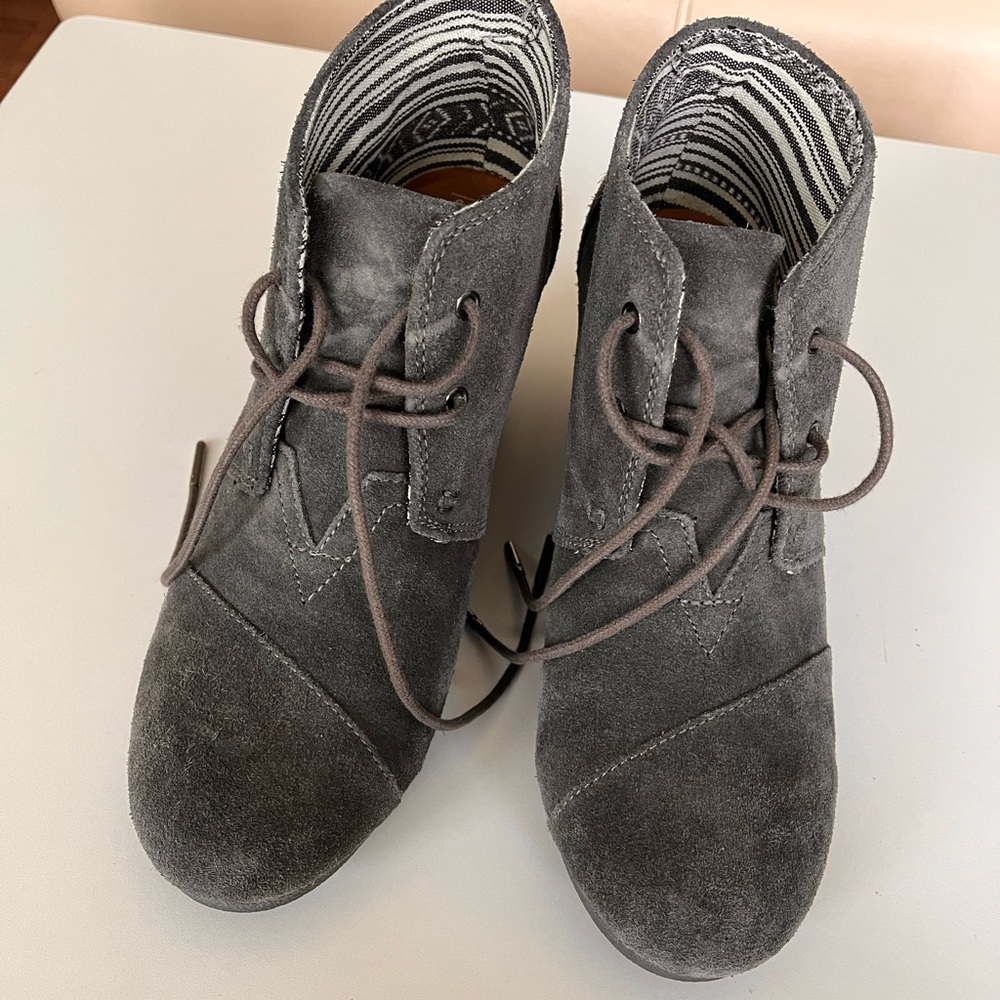 Suede Tom’s Hyde ankle boot